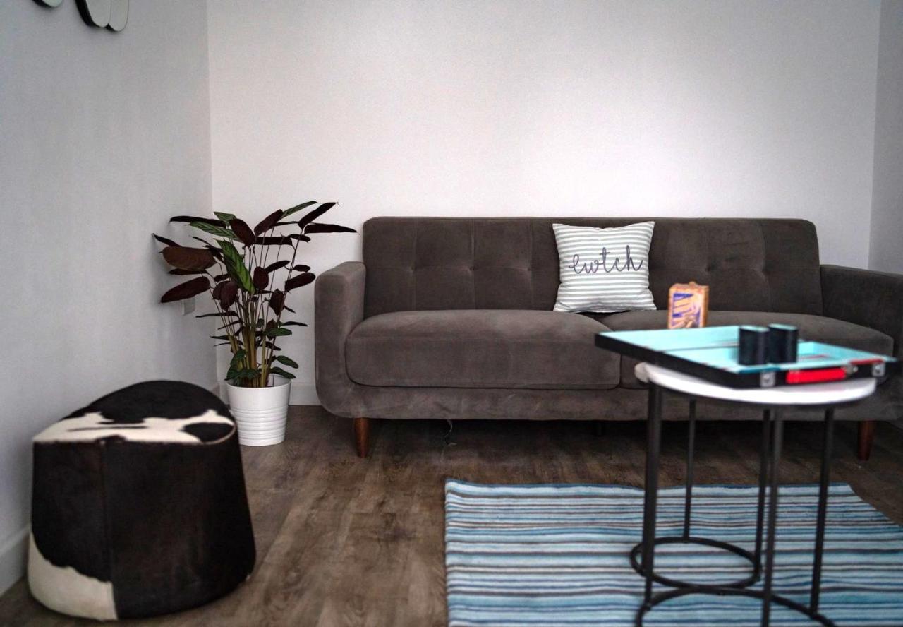 The Red House Modern Stylish Home From Home Walking Distance To Cardiff Bay And City Centre With Parking Exterior foto